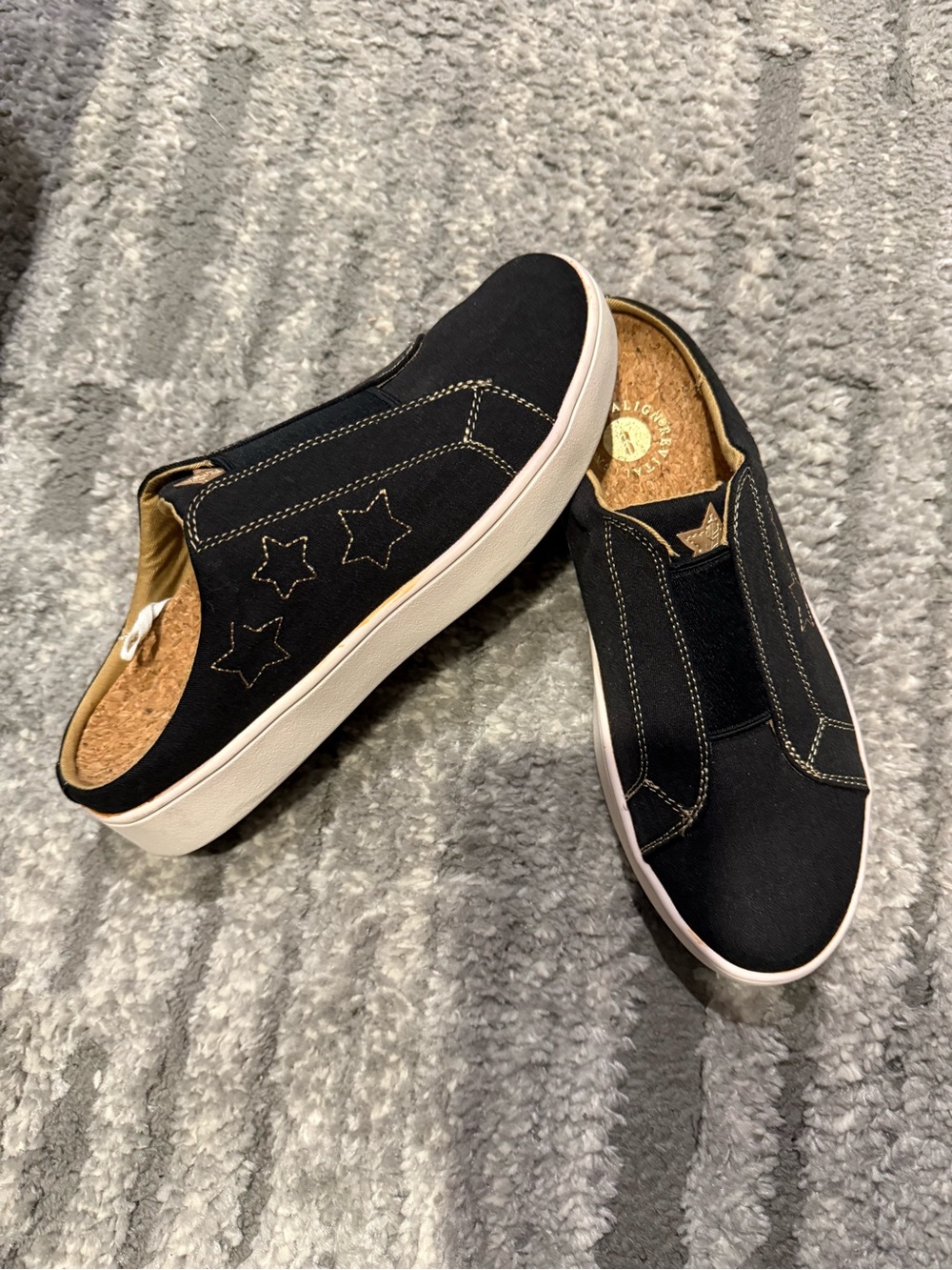 Black Star-Accent Slip-On Women’s Sneakers. Size 7.5